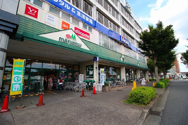 周辺環境:マルエツ鶴川店(幹線道路沿いにあり、自転車や車で立ち寄りやすい駐車場完備のスーパーです。)