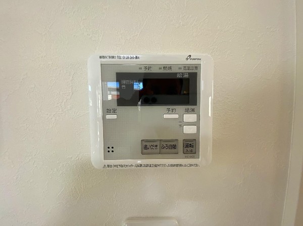 建物価格2200万円　建物面積100m2　  ワンタッチでお湯張りや保温が可能。仕事や塾など入浴時間が異なる家でも、保温機能でいつでも快適に入浴が可能です。