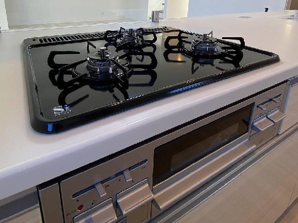 建物価格2200万円　建物面積100m2　火力が目に見えるため、使いやすいという方も多い、3口のガスコンロ仕様です。