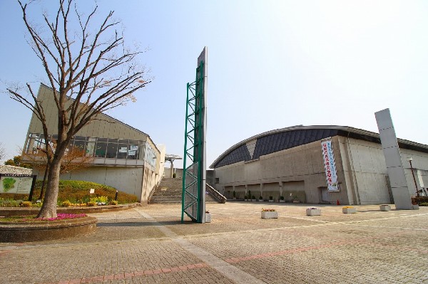 周辺環境:稲城市総合体育館(稲城中央公園内に所在する屋内体育館。メインアリーナの他にトレーニングルームや柔道場などがあります。)