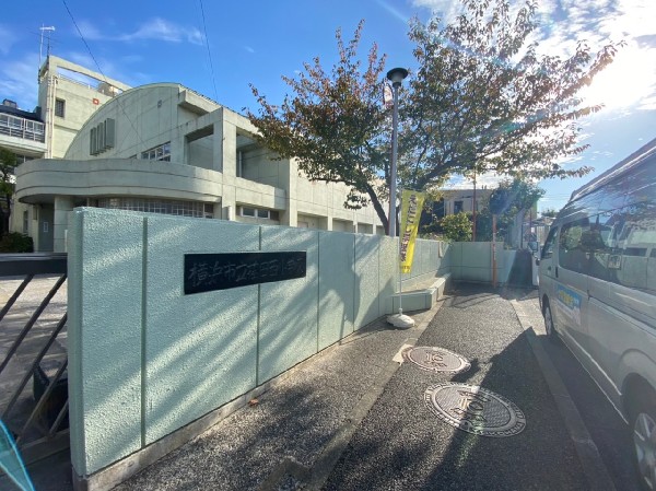 周辺環境:荏田西小学校　(荏田西四丁目にある公立小学校。学校教育目標は、「心豊かにかかわり、互いに高め合いながら、学び続ける子に育てます」)