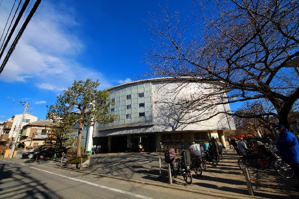 周辺環境:矢野口幼稚園(認定こども園子どもの森は、矢の口幼稚園に保育機能が付加され、幼児教育と保育機能の両方を併せ待ちます。)