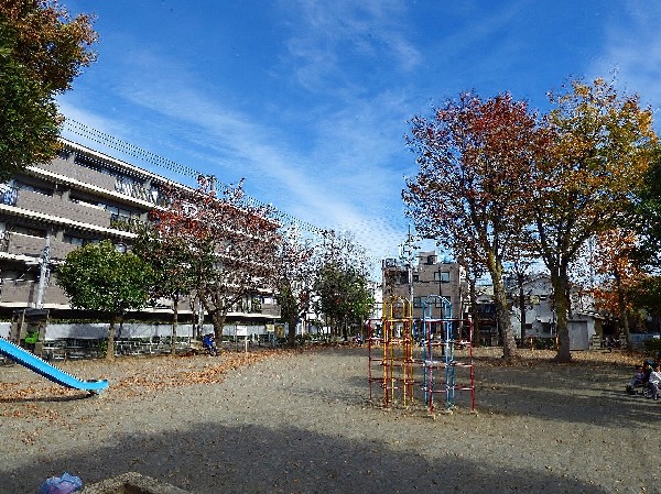 周辺環境:新作第三公園(すべり台、ブランコ、鉄棒、砂場、ベンチ、グランドがあり、小さなお子様も気兼ねなく遊べる公園です。)