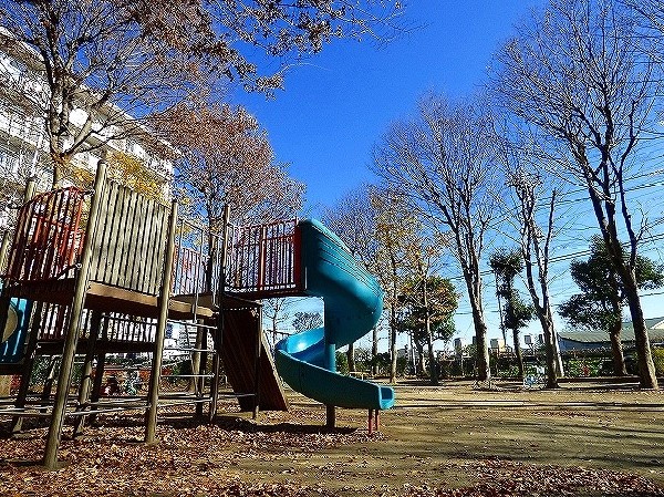 周辺環境:岡上けやき公園(大きめの遊具があります。背の高い気が植えられているため、日影が多く過ごしやすい公園です。)