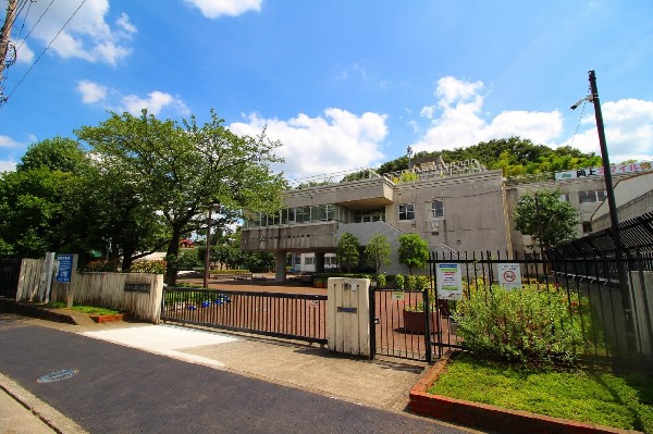 周辺環境:岡上小学校(学校教育目標はつよい子、生きる力の育成、確かな学力、豊かな人間性、健康体力を培う、正しい子、より良く生きる基盤となる道徳性を培う)