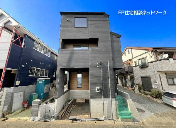 外観:【類似外観同仕様】施工例のため分譲中の建物とは外壁、屋根開口部等の形状・仕様が異なります。