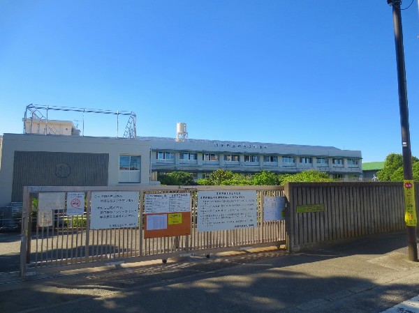 周辺環境:西丸子小学校 (お子様が一日の中でも長い時間を過ごす小学校。どんどん成長していくお子様の姿が目に浮かびます。)