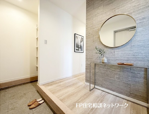 【玄関】本画像はAIがCGで靴・小物を作成しており、実際の現地に靴・小物は設置されておりません。また、販売価格に靴等は含まれておりません。