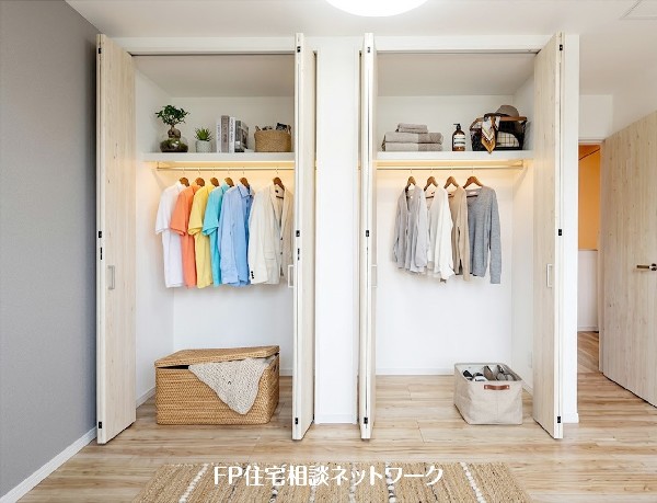 【クローゼット】本画像はAIがCGで衣類・小物を作成しており、実際の現地に衣類・小物は設置されておりません。また、販売価格に衣類・小物等は含まれておりません。