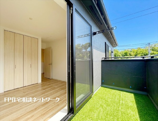 【バルコニー】本画像はAIがCGで芝を作成しており、実際の現地に芝は設置されておりません。また、販売価格に芝等は含まれておりません。