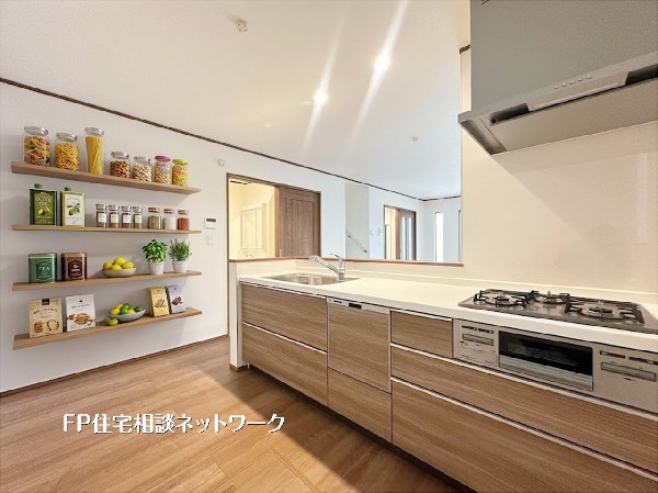 【キッチン】本画像はAIがCGで棚・小物作成しており、実際の現地に棚・小物は設置されておりません。また、販売価格に棚・小物等は含まれておりません。