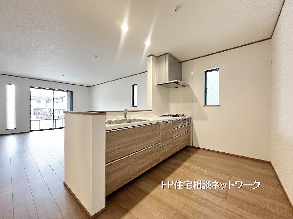 【キッチン】開放感のある対面キッチンはリビング全体を見渡せる設計。作業スペースも広く、料理や片付けもスムーズに行えます。窓付きで採光と換気にも配慮され、明るく快適なキッチン空間です。