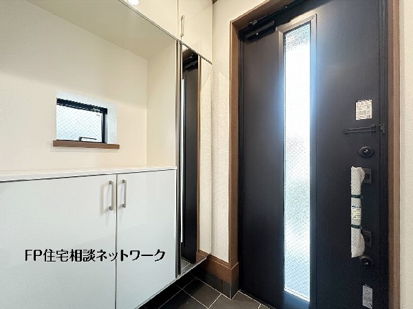 【シューズボックス】毎日の外出がスムーズになる、姿見付きの大容量シューズボックスを完備。小窓から差し込む光が、清潔感あふれる玄関を明るく演出します。モダンなタイル使いが、住まいの第一印象をスタイリッ 