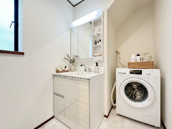 【洗面脱衣室】本画像はAIがCGで洗濯機作成しており、実際の現地に洗濯機は設置されておりません。また、販売価格洗濯機等は含まれておりません。