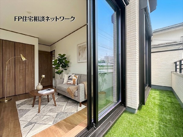 外観:【バルコニー】本画像はAIがCGで家具・芝作成しており、実際の現地に家具・芝は設置されておりません。また、販売価格に家具等は含まれておりません。