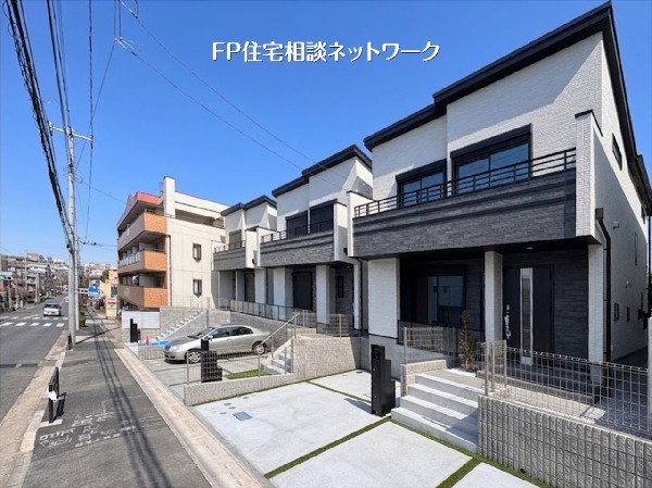 外観:【外観】前面道路にゆとりがあり開放感のある立地。整った街並みの中に佇む新築住宅で、周辺は落ち着いた住環境が広がります。駐車スペースも確保されており、日々の暮らしを支える住まいです。 