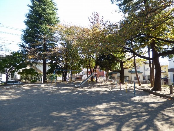 周辺環境:梶ヶ谷第三公園(公園内に古墳があることで有名な公園。遊具は、すべり台・ブランコ・砂場・鉄棒があります。)