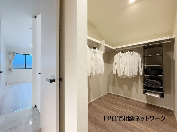 ウォークインクローゼットのある住まいで収納上手な生活を実現。衣類だけでなく、箱物や思い出の品もたっぷり収納できます。