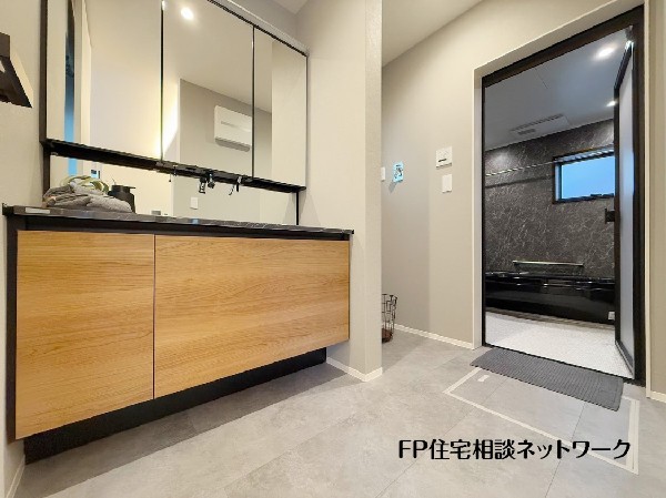 鏡の裏に収納棚を確保した三面鏡を採用。化粧品や歯ブラシなどを機能的に収納。また、三面鏡の本当の利点は三枚の鏡を合わせることで、頭の側面や背面が見れること。