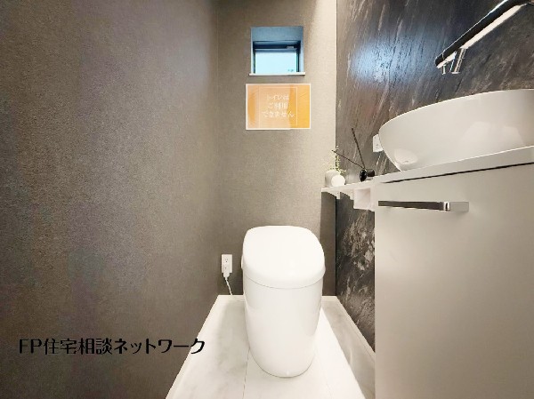 ウォシュレット、暖房便座機能付のトイレです。従来型に比べ節水効果があり、お手入れもしやすいので、家計も家事の負担も軽減してくれます。