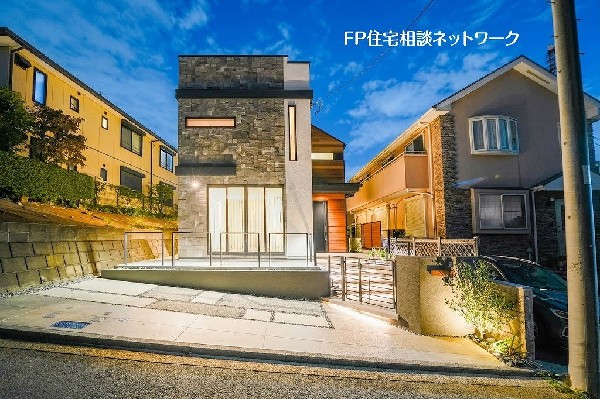 外観:ライトアップにより石や木の素材感が引き立ち、昼間とは異なる落ち着きと上質感を感じられる夜の外観です。