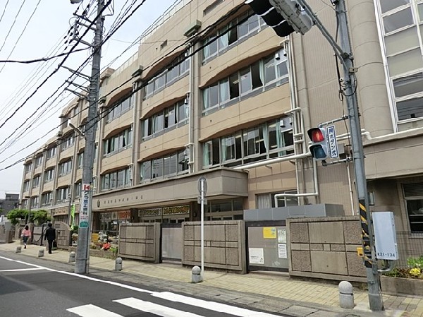 周辺環境:中野島小学校　(学校教育目標「なかよく学ぶ子　かんがえて行動する子　のびのびとたくましい子　しぜんを愛し思いやりのある子　まじめに最後までがんばる子」)