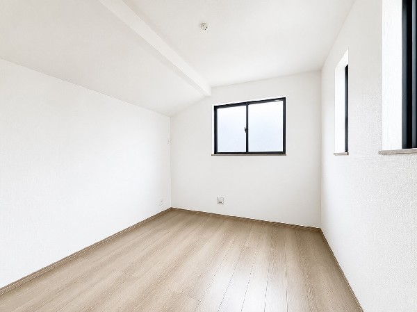 2面採光でお部屋の隅々まで明るい印象の居室。おひさまの光を、爽やかな風をたっぷりと取り込めます。居室内はいつも明るい印象ですので、気持ちの良い朝を迎えられそう。毎日の生活も自然と明るくなりますね。