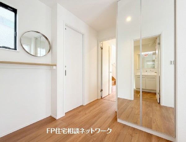【玄関ホール】  本画像はAIがCGで小物を作成しており、実際の現地に小物は設置されておりません。また、販売価格に小物等は含まれておりません。