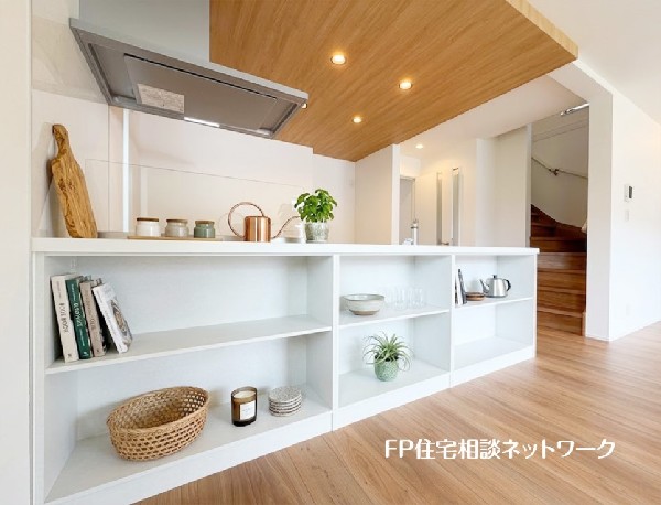 【カウンター収納】  本画像はAIがCGで家具を作成しており、実際の現地に家具は設置されておりません。また、販売価格に家具等は含まれておりません。