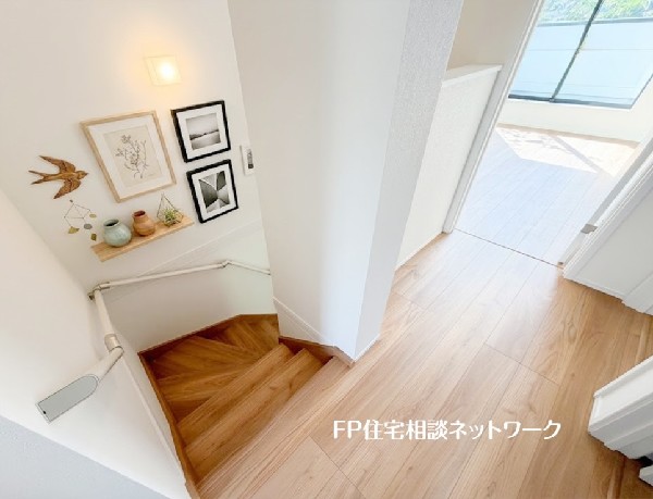 【階段】  本画像はAIがCGで小物を作成しており、実際の現地に小物は設置されておりません。また、販売価格に小物等は含まれておりません。