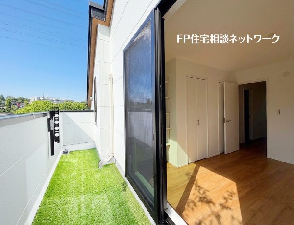 外観:【バルコニー】  本画像はAIがCGで家具を作成しており、実際の現地に家具は設置されておりません。また、販売価格に家具等は含まれておりません。