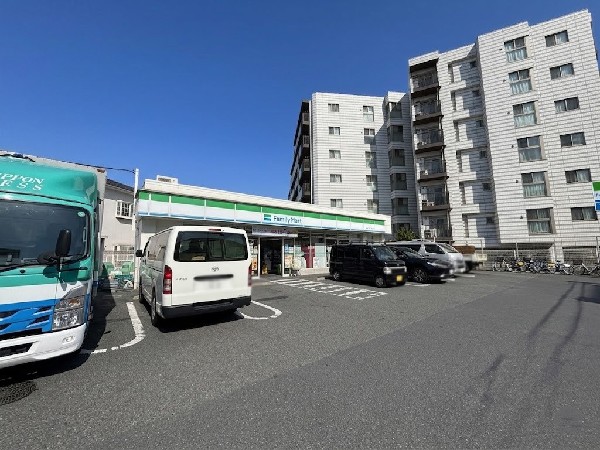 周辺環境:ファミリーマートMG溝口六丁目店(ファミリーマート人気のファミチキをはじめスナックメニューも大人気です。)