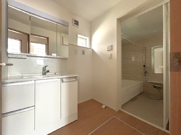 ゆとりの洗面スペースで朝の身支度も快適スムーズに。面鏡で髪のセットやお化粧もストレスなくこなせ、朝から気分良く通勤通学に向かえそうですね！