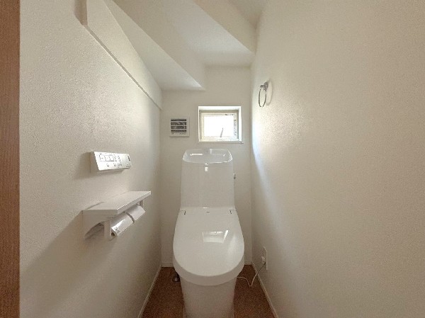 洗浄機能付き便座を標準装備。冬の寒い時期には暖房機能も活躍。快適にご利用いただけます。また、タンク奥のスペースを利用してちょっとした収納を造作することも可能。