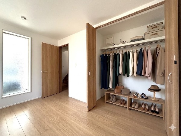 ■クローゼット■  本画像はAIがCGで小物等を作成しており、実際の現地に小物等は設置されておりません。また、販売価格に小物等は含まれておりません。