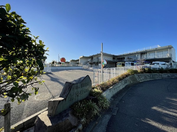 周辺環境:潮見台みどり幼稚園　(教育目標は「のびのび明るく元気な子」)