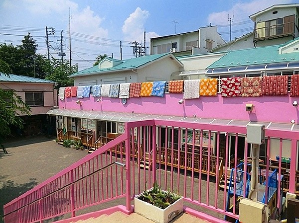 周辺環境:百合丘さくら幼稚園 　(自然に囲まれた幼稚園です。特別指導として絵画、英語、お習字、体操等各専門の先生が指導します。)