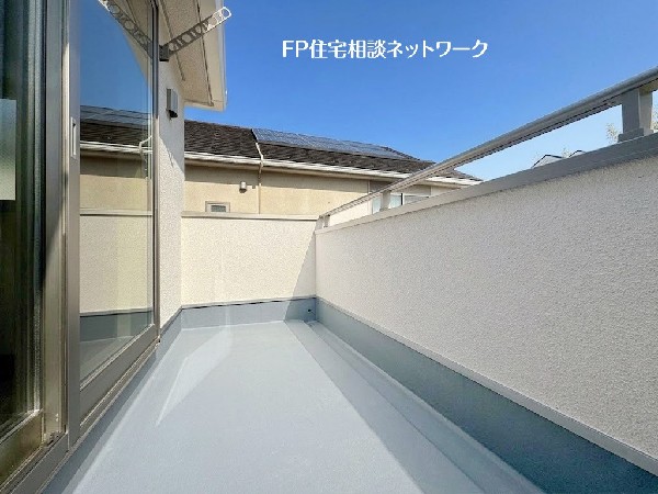 南面バルコニーは太陽の温もりをめいいっぱい受け止めてくれます。太陽の光と爽やかな風を受けたお洗濯物はあっという間に乾き、取りこむ時には太陽の匂いを感じられそう。