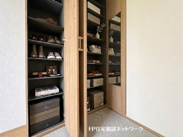 ■シューズBOX■本画像はAIがCGで家具作成しており、実際の現地に家具は設置されておりません。また、販売価格に家具、小物等は含まれておりません。