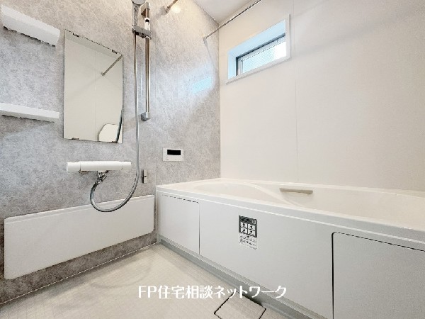 ゆったり入れる一坪バス。足を伸ばして入れるサイズは一日の疲れを癒すのに嬉しい広さ。お子様と一緒の入浴でも充分な広さです。
