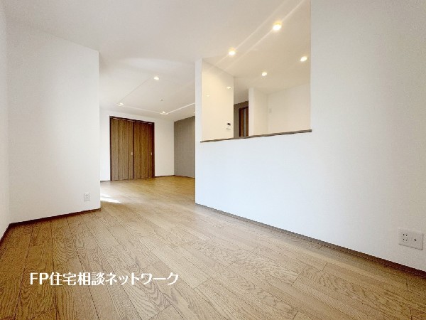 対面式のカウンターキッチンですので、出来上がったお料理をカウンターに並べてお子様が運ぶなど、お手伝いの時間も増えそうですね。