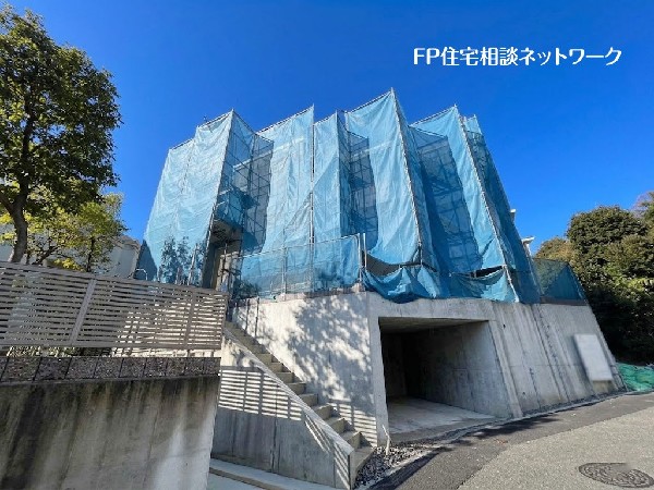 外観:東急田園都市線「鷺沼」駅徒歩17分！閑静な住宅街に位置し、土地面積もゆとりの125m2以上お庭スペースも確保した2階建て住宅です。