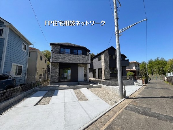外観:【外観】青空に映える、モダンでスタイリッシュな新築2棟。石目調の外壁が上質な空間を演出。並列駐車可能なカースペースも完備。理想のマイホーム、ぜひ一度ご覧ください。