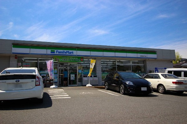 周辺環境:ファミリーマート 川崎宮前南平台店(コンビニが近いのは何かと助かります。いまや買物だけではなく、行政、銀行、民間サービス等、日常生活に深く関係する最重要施設。)