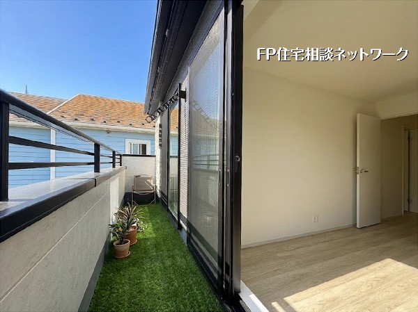 【バルコニー】本画像はAIがCGで家具を作成しており、実際の現地に家具は設置されておりません。また、販売価格に家具等は含まれておりません。