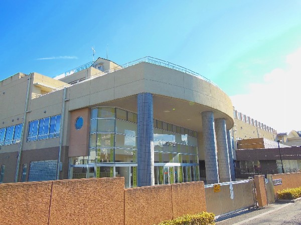 周辺環境:柿生小学校(柿生小学校は、保護者や地域の皆様に温かく支えられ、創立146年を迎えた伝統のある学校です。)