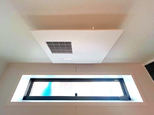 同仕様設備：「浴室暖房乾燥機」　お風呂場そのものを乾燥機にしてしまう便利な機能。梅雨時期や花粉の時期に助かる。冬の時期には暖房機能がヒートショックを防ぐ。