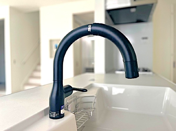 同仕様設備：「ビルトイン浄水器」　キッチンには浄水器を標準装備。水を飲むという場面以外にも料理で使用したり、野菜を洗う場合もキレイな水で洗いたいという人が増えてきています。