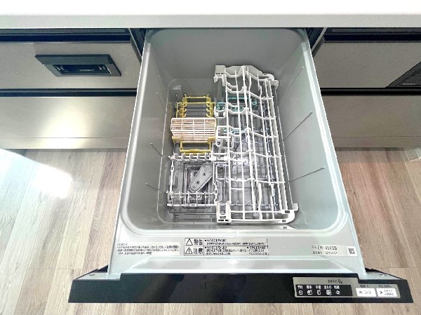 同仕様設備：「食洗機」　利用者が増えているのはメリットが多いから。時間の節約、手が荒れない、水道代の節約、高温度で洗うので油汚れもしっかり落とせる。まさに理想家電。