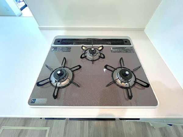 同仕様設備：「3口ガスコンロ」　慣れている方も多く、火力が目に見えるため、使いやすいという方も多い、3口のガスコンロ仕様です。